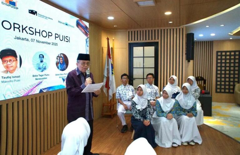 Penyair Taufiq Ismail dikenal sebagai sastrawan yang konsisten menyuarakan kritik sosial melalui karya-karyanya.